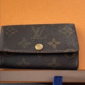 Authentic Louis Vuitton Monogram 6 Key Holder